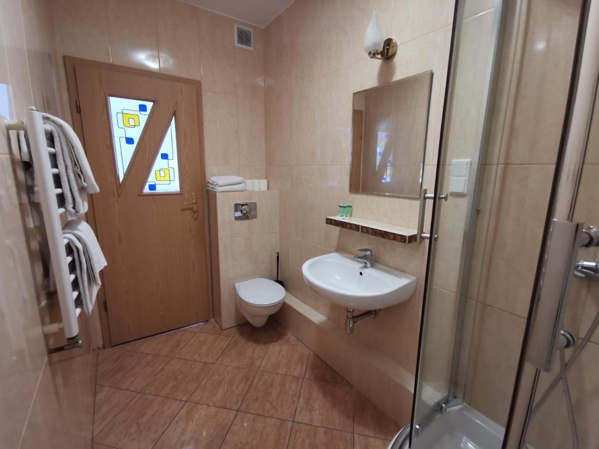 Hotel Zieliniec Poznan Bagian luar foto