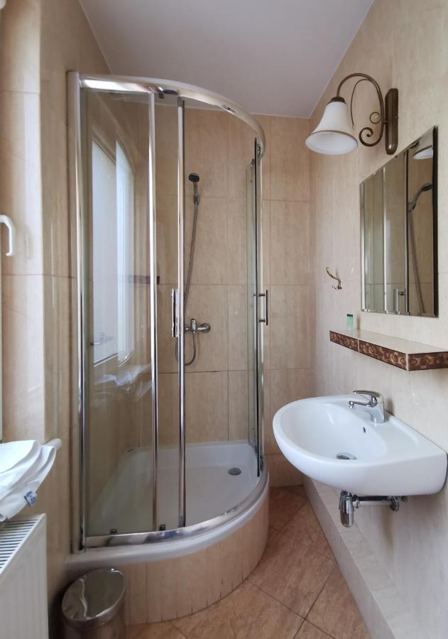 Hotel Zieliniec Poznan Bagian luar foto