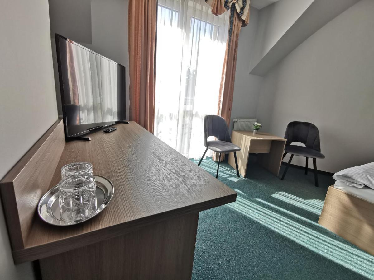 Hotel Zieliniec Poznan Bagian luar foto