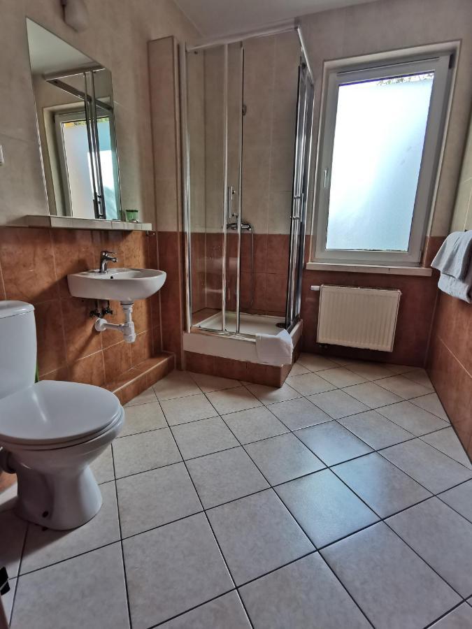 Hotel Zieliniec Poznan Bagian luar foto