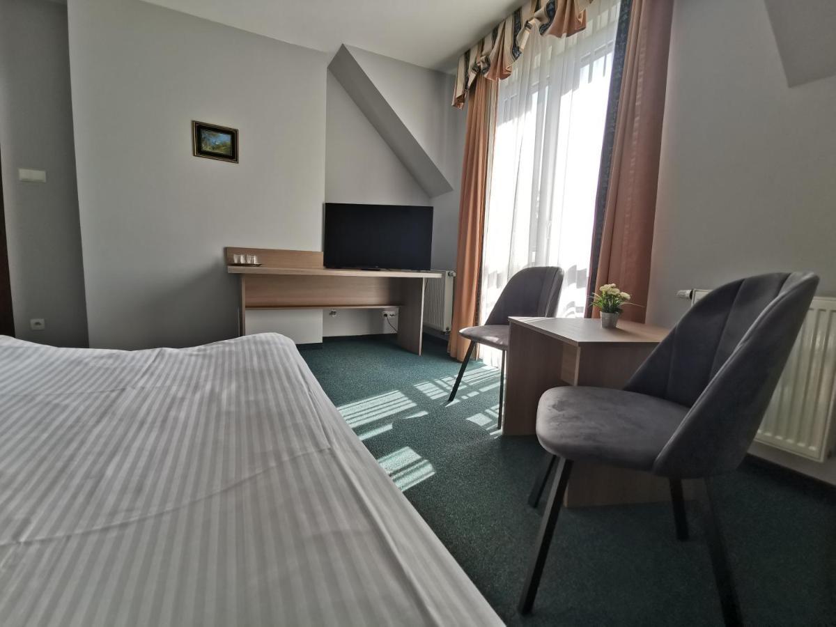 Hotel Zieliniec Poznan Bagian luar foto