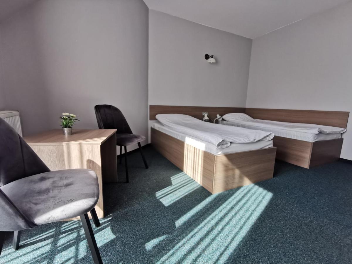 Hotel Zieliniec Poznan Bagian luar foto