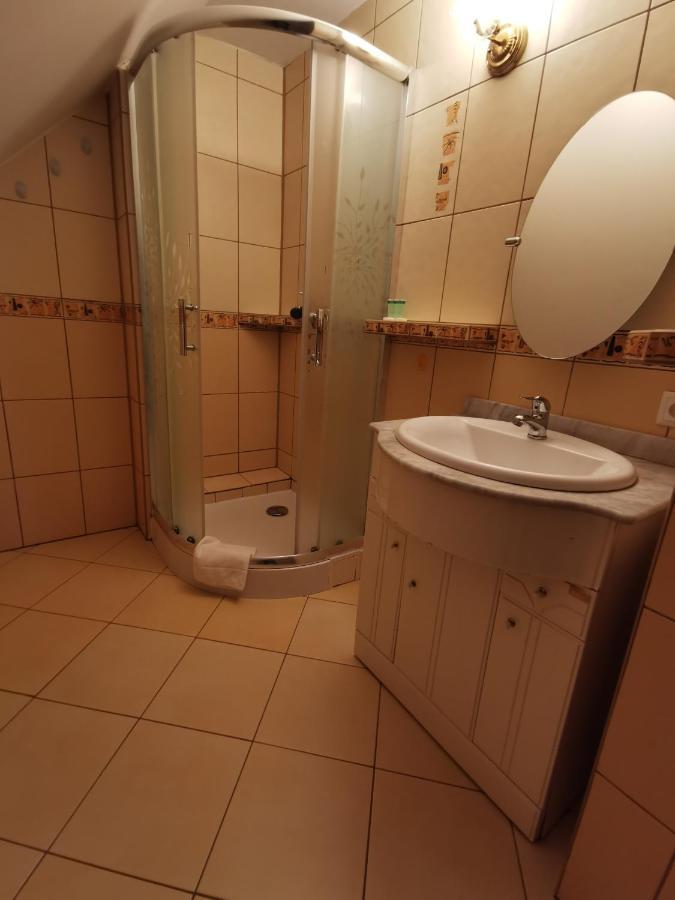 Hotel Zieliniec Poznan Bagian luar foto