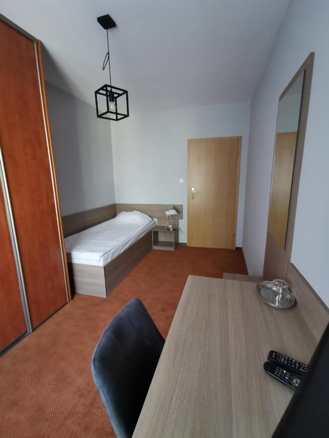 Hotel Zieliniec Poznan Bagian luar foto