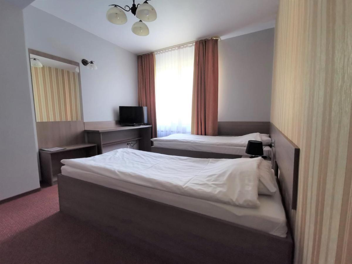 Hotel Zieliniec Poznan Bagian luar foto
