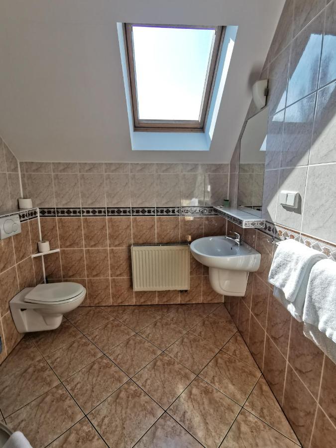 Hotel Zieliniec Poznan Bagian luar foto