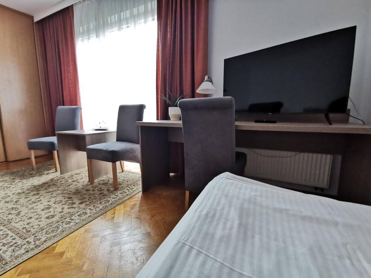 Hotel Zieliniec Poznan Bagian luar foto