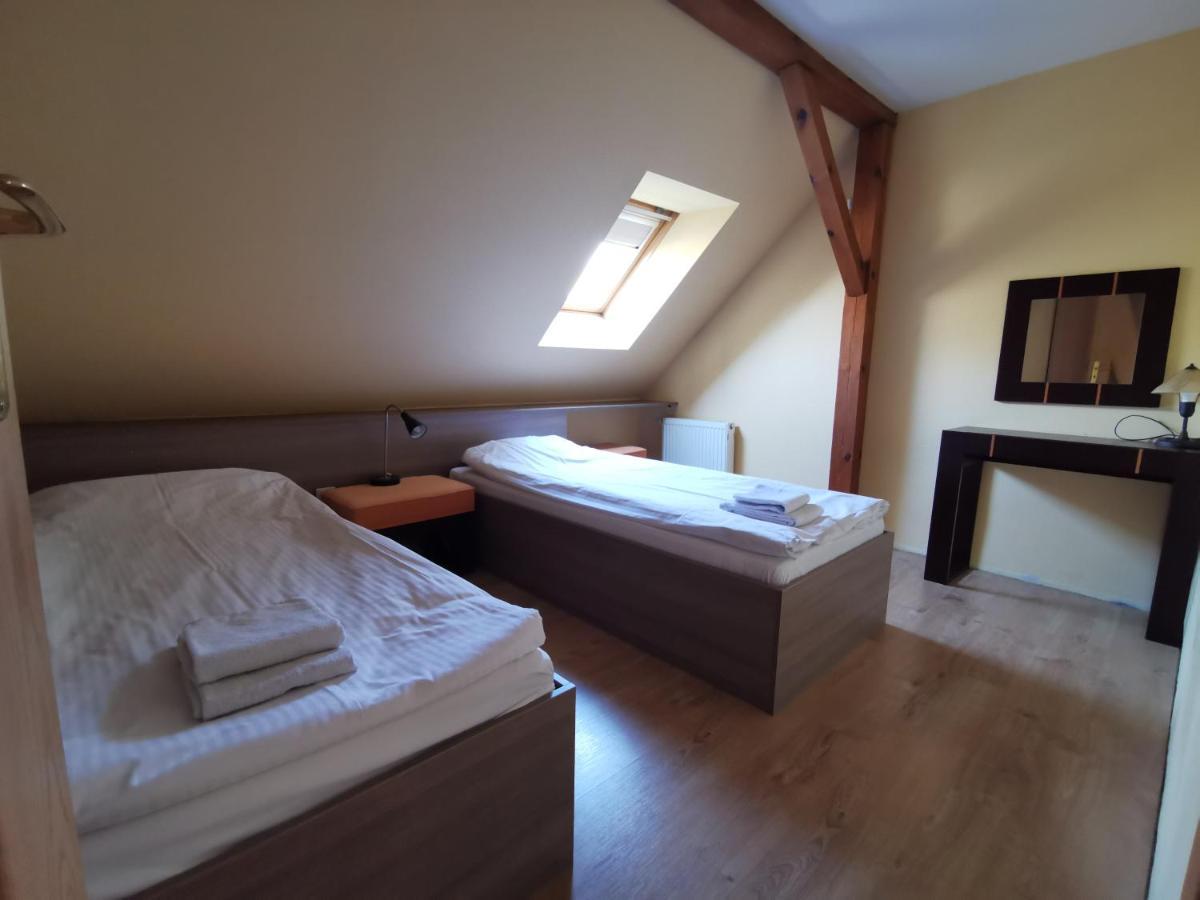 Hotel Zieliniec Poznan Bagian luar foto