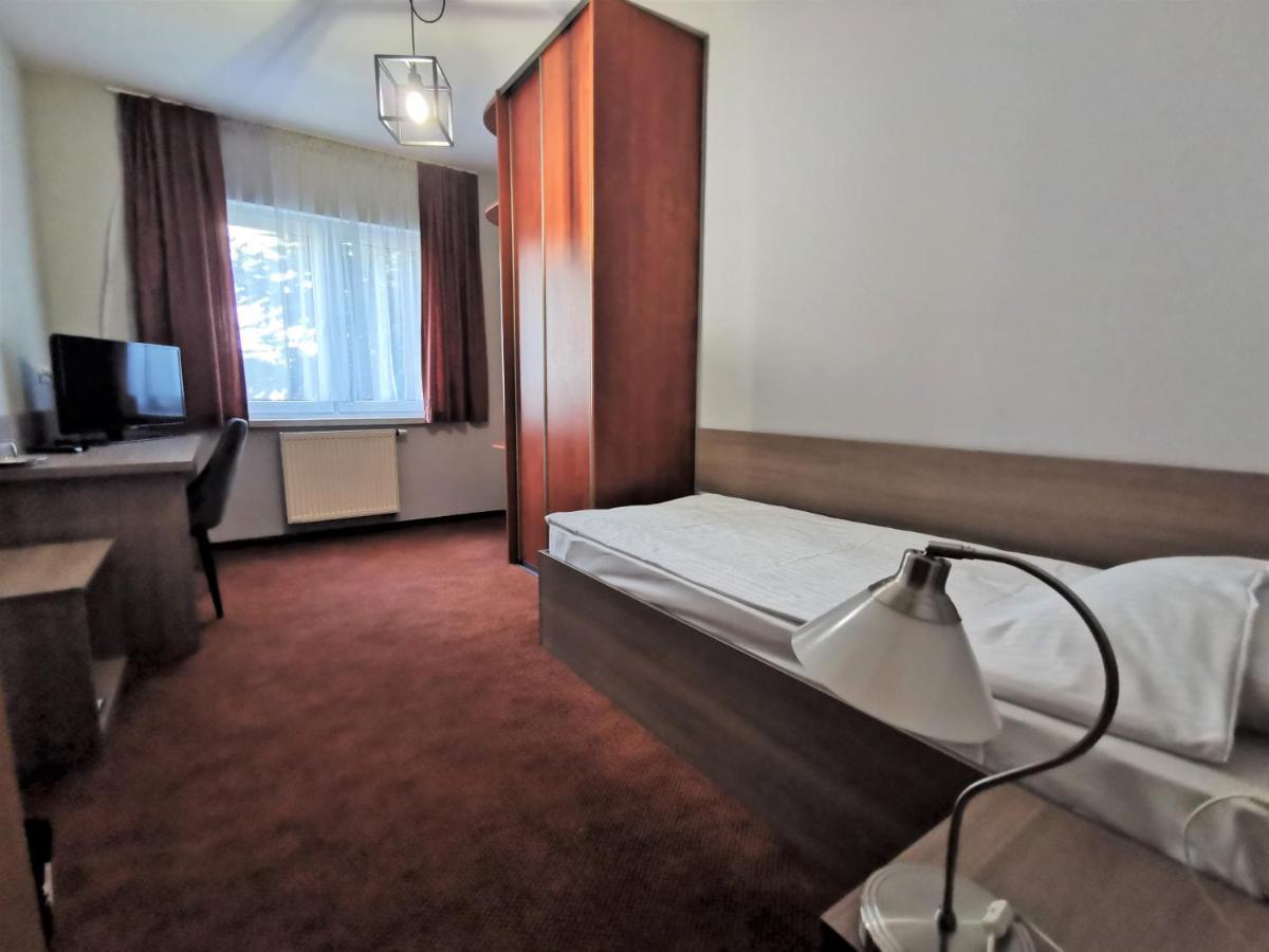 Hotel Zieliniec Poznan Bagian luar foto