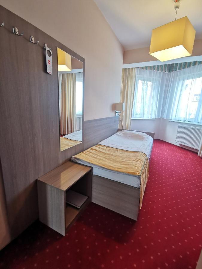 Hotel Zieliniec Poznan Bagian luar foto