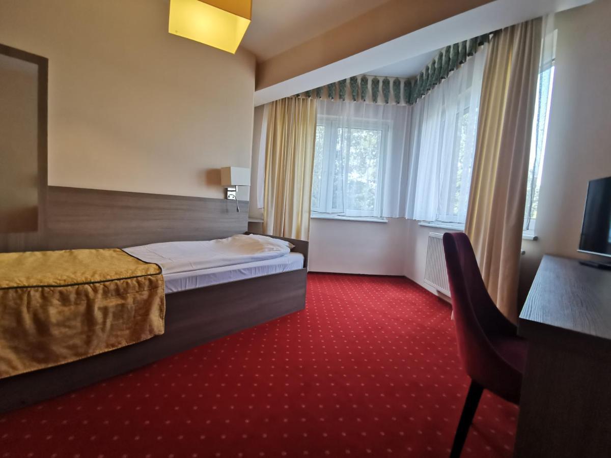 Hotel Zieliniec Poznan Bagian luar foto