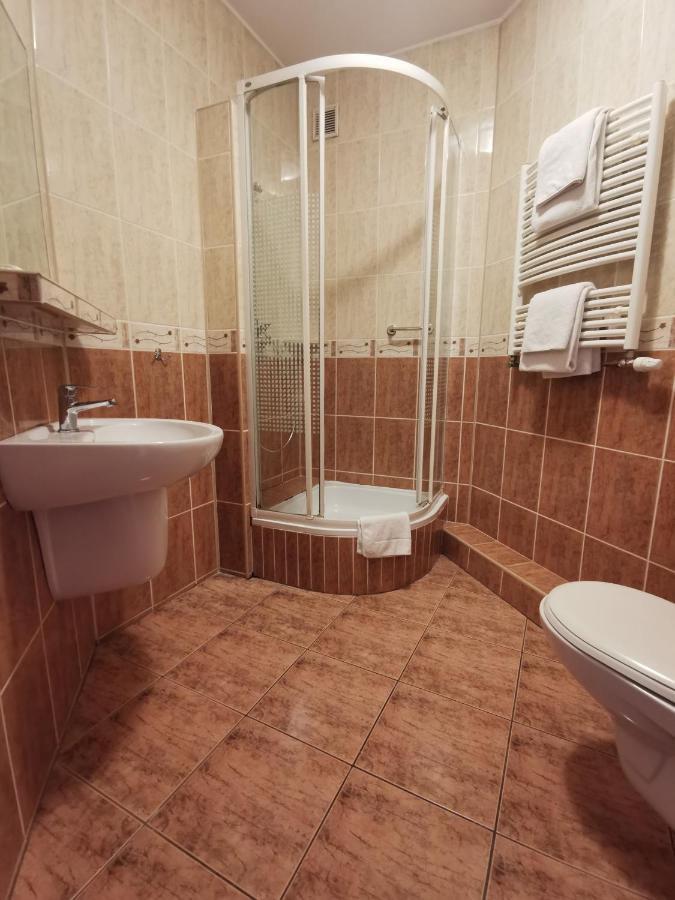 Hotel Zieliniec Poznan Bagian luar foto